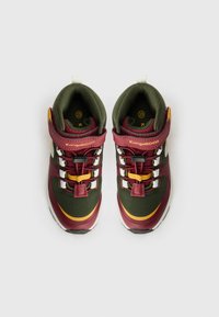 Sneakers KangaROOS mają maroonowo-oliwkowy design, z żółtymi akcentami, teksturowaną tkaniną i białymi sznurówkami. W zestawie regulowany pasek.