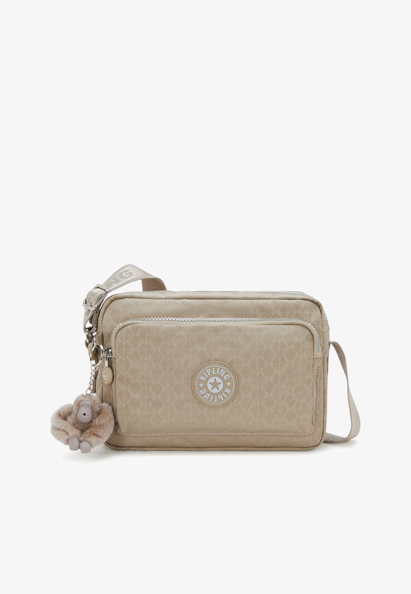 Borsa a tracolla beige realizzata in tessuto testurizzato, con un compartimento con zip, una patch con logo e un portachiavi a forma di scimmia foderato in pelliccia.