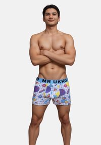 Slip da uomo con un motivo geometrico multicolore su sfondo a griglia bianca. Vita blu con testo "MR UKKO".