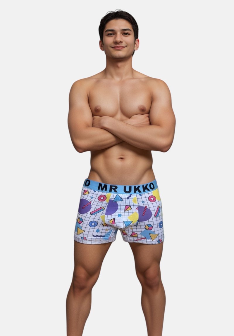 Slip da uomo con un motivo geometrico multicolore su sfondo a griglia bianca. Vita blu con testo "MR UKKO".