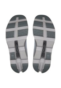 Suole di scarpe atletiche grigie e bianche con un motivo di grip testurizzato, caratterizzate da un design del sottopiede e una linguetta etichettata "SPEEDBOARD."