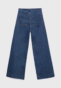 Vaqueros de pierna ancha en denim azul oscuro. Presenta dos bolsillos traseros, una cintura alta y un dobladillo limpio. Tejido texturizado con un acabado azul clásico.