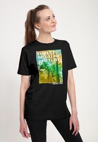 Černé tričko s barevným grafickým potiskem a textem "FOREST BREATHE & BATH", zobrazující stromy a zdůrazňující přírodní téma.