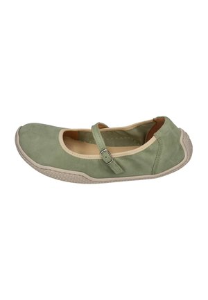 Hellgrüner Mary Jane-Ballerina aus Wildleder mit cremefarbenem Besatz, verstellbarem Riemen und strukturierter beiger Gummisohle, in Seitenansicht vor weißem Hintergrund gezeigt.
