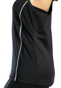 Zwarte sportieve tanktop met een gladde textuur, contrasterende witte zijstrepen en een ontspannen pasvorm. Eenvoudig ontwerp zonder patronen.