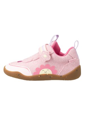 Baskets pour enfants roses avec semelle marron, bride en forme de fleur, motif fleur souriante et languettes à tirer au talon et à la languette.