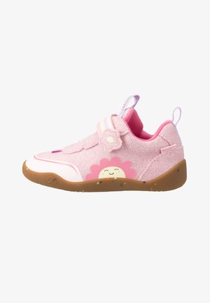 Baskets pour enfants roses avec semelle marron, bride en forme de fleur, motif fleur souriante et languettes à tirer au talon et à la languette.