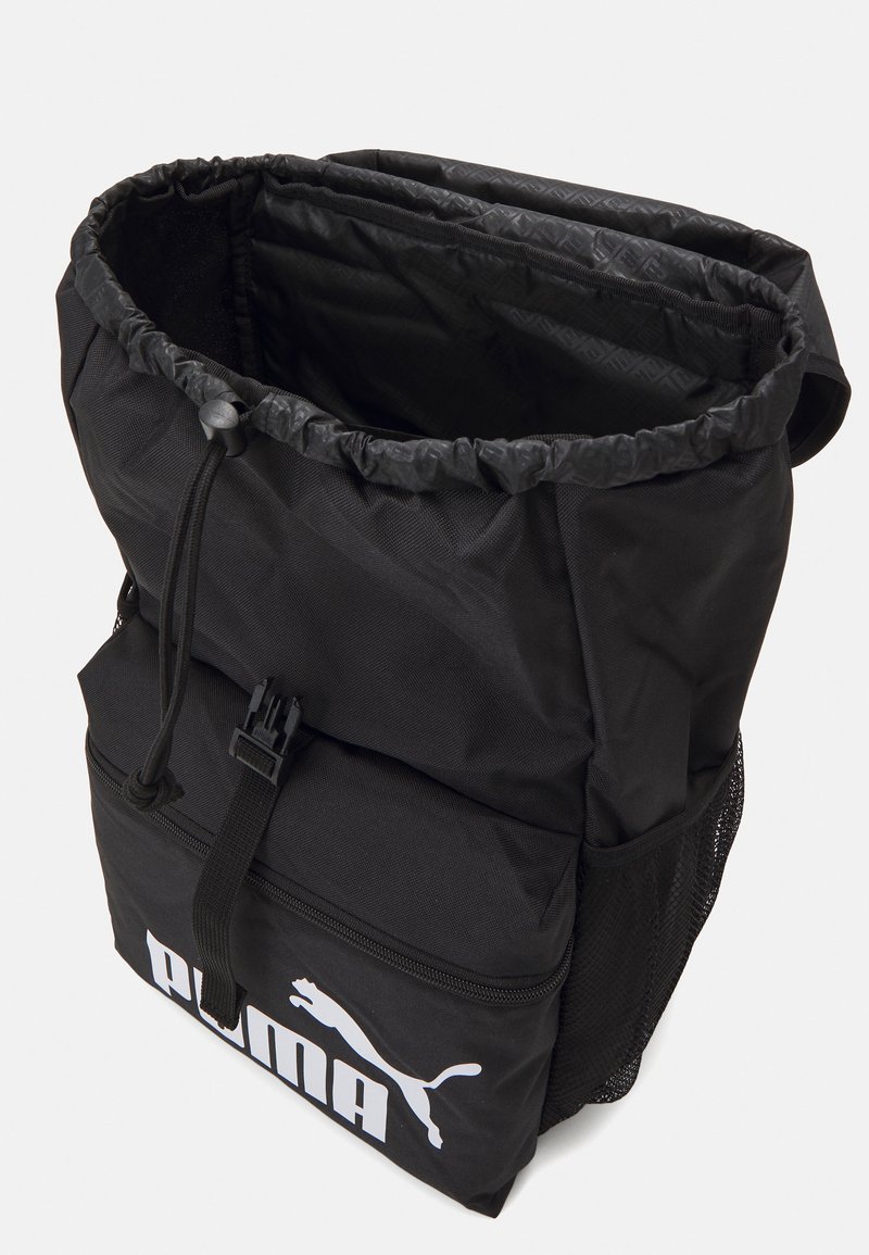 Zaino nero realizzato in tessuto resistente, con design a risvolto e chiusura con cordoncino, dotato di una tasca frontale con zip. Logo stampato sulla parte anteriore.