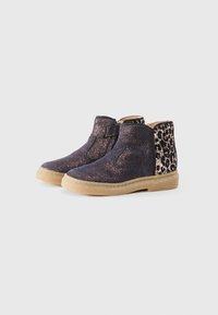 Bottines avec un dessus scintillant foncé et un panneau arrière imprimé léopard. Semelles en caoutchouc pour une meilleure adhérence. Doublure en tissu doux pour le confort.