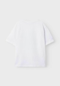 Balsvasis T-krekls ar īsām piedurknēm, kas piedāvā apļveida izgriezumu, mīkstu kokvilnas audumu un brīvu piegriezumu ar tīru, minimālu dizainu.