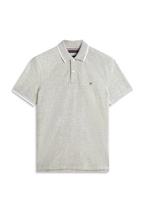 Polo à manches courtes gris clair avec bordures blanches au col et aux manches, patte à deux boutons, et petit logo brodé sur la poitrine.
