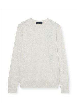 Světle šedý svetr s dlouhým rukávem vyrobený z měkkého materiálu. Kulatý výstřih s žebrovanými manžetami a lemem. Minimalistický design, žádné viditelné vzory nebo akcenty.