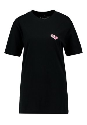 Čierne bavlnené tričko s okrúhlym výstrihom, so štruktúrovaným ružovým výšivkom v tvare srdca s textom "F*** YOU" na ľavej strane hrude.