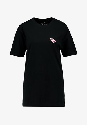 Tricou din bumbac negru cu guler rotund, având broderie în formă de inimă roz cu textul "F*** YOU" în partea stângă a pieptului.