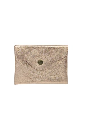 Petit portefeuille en cuir doré texturé avec un rabat arrondi maintenu par un bouton-pression doré central.