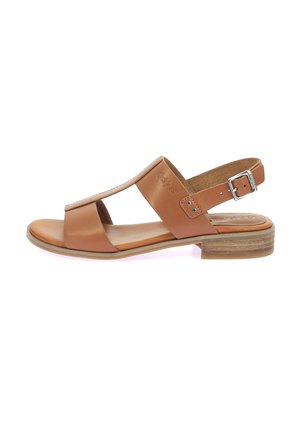 Sandal in pelle tan con design aperto, cinturino alla caviglia regolabile e tacco in legno basso. Presenta una soletta imbottita per il comfort.