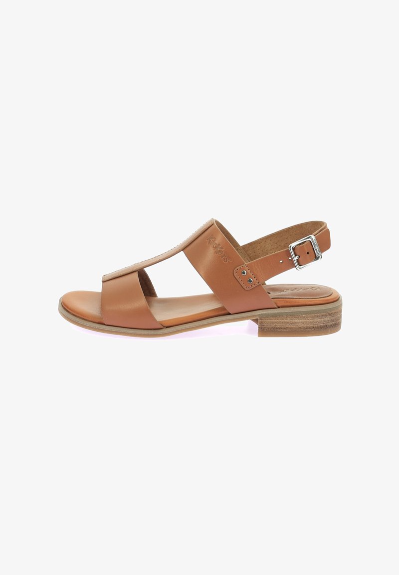 Sandal in pelle tan con design aperto, cinturino alla caviglia regolabile e tacco in legno basso. Presenta una soletta imbottita per il comfort.