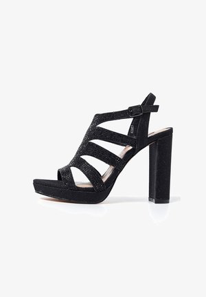 Sandali neri con tacco alto, realizzati in tessuto testurizzato, con cinturini incrociati, fibbia alla caviglia e un tacco massiccio.