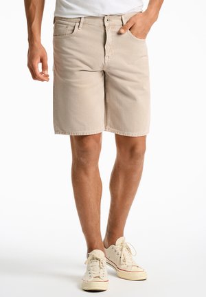 GARMENT DYED - Jeans Shorts - dusty sand