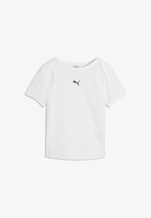Biała prążkowana koszulka z krótkim rękawem, okrągłym dekoltem i małym czarnym logo Puma na środku klatki piersiowej.