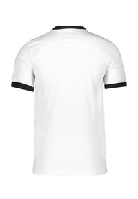 Witte t-shirt met korte mouwen, zwarte kraag en mouwboorden. Heeft een gestructureerde stof met ventilatiedetails over de rug.