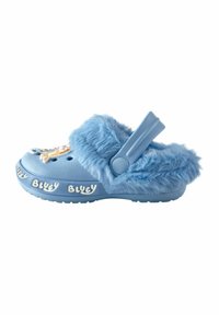 Blaue, flauschige Clogs mit einem weichen Fellbesatz, verstellbarem Riemen und dekorativen "Bluey"-Akzenten auf der Sohle und der Oberseite. Abgerundetes, leichtes Design.