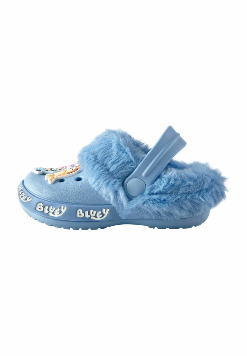 Blaue, flauschige Clogs mit einem weichen Fellbesatz, verstellbarem Riemen und dekorativen "Bluey"-Akzenten auf der Sohle und der Oberseite. Abgerundetes, leichtes Design.