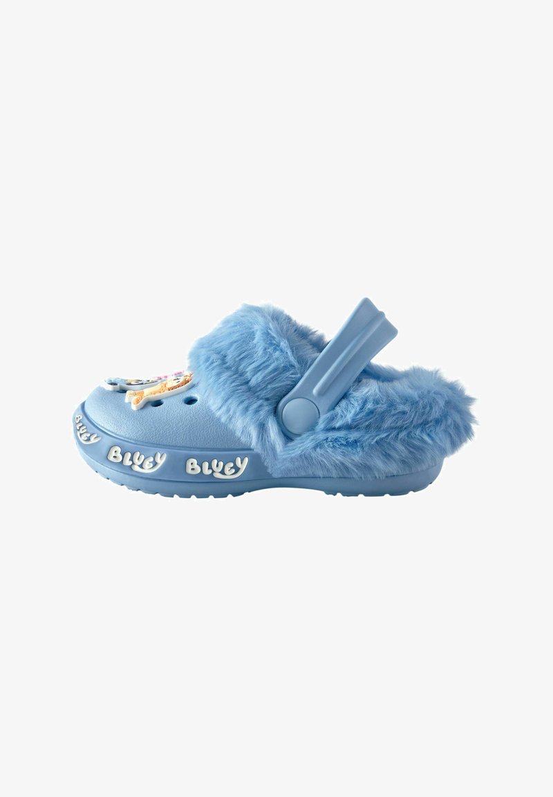 Zoccoli blu pelosi con un morbido bordo in pelliccia, cinturino regolabile e accenti decorativi "Bluey" sulla suola e sulla parte superiore. Design arrotondato e leggero.