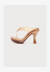Επιλέχθηκε, clear beige