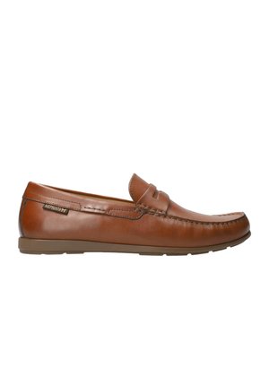 Mocassin pour homme en cuir marron à enfiler, avec une semelle plate, une couture moc toe et une petite étiquette logo sur le côté.