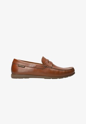 Mocassin pour homme en cuir marron à enfiler, avec une semelle plate, une couture moc toe et une petite étiquette logo sur le côté.