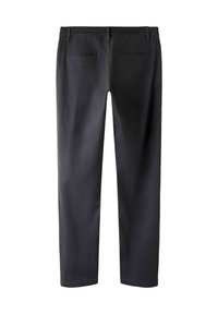 Donkergrijze rechte broek met ri loops en twee achterzakken, vanuit de achterkant weergegeven op een witte achtergrond.