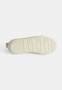 Rubberen schoenzool in off-white met een textuurpatroon, voorzien van groeven en bobbels voor grip. Ovale vorm met een ronde hielrand.
