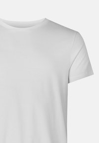 Weißes Baumwoll-T-Shirt mit rundem Halsausschnitt, kurzen Ärmeln und glatter Textur. Keine sichtbaren Muster oder Grafiken.