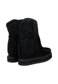Czarne zamszowe botki sięgające kostki z górą ozdobioną koralikami, z frędzlami i teksturowaną gumową podeszwą.