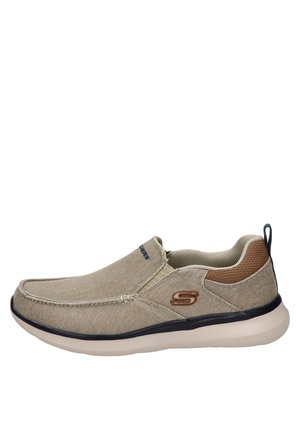 Scarpe slip-on beige con tomaia in tessuto, accenti marroni strutturati, bande elastiche e suola in gomma bianca. Presentano un logo sul lato.