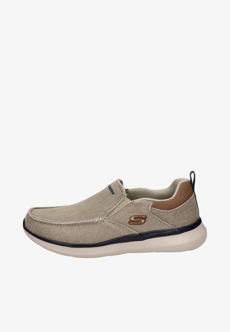 Scarpe slip-on beige con tomaia in tessuto, accenti marroni strutturati, bande elastiche e suola in gomma bianca. Presentano un logo sul lato.