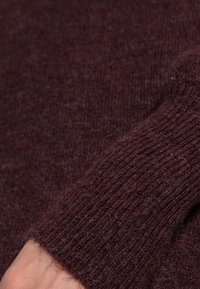 Vero Moda Stickad klänning - mottled bordeaux