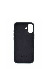 Čierny obal na smartfón s jemnou textúrou, obsahujúci výrezy pre kameru a tlačidlá. Značka "BOSS" je vyrazená na zadnej strane.