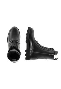Botas de cuero negro con cordones en la parte frontal, cremallera lateral, suela resistente y un cuello acolchado para mayor comodidad y soporte.