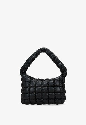 Bolso de piel negra con un diseño acolchado y abultado. Presenta un asa curva y acolchada, y tiene una forma rectangular, lo que añade textura y detalle.