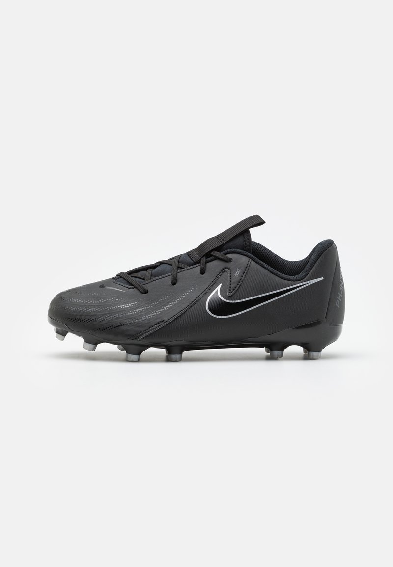 Crampon de football noir avec un dessus en synthétique lisse, un design texturé, un swoosh Nike blanc et six crampons en plastique pour une meilleure adhérence.