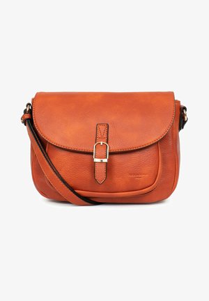 Oranje leren crossbody tas met een gebogen flap, gespsluiting en zwarte accenten. Beschikt over een lange verstelbare schouderband voor gemakkelijk dragen.