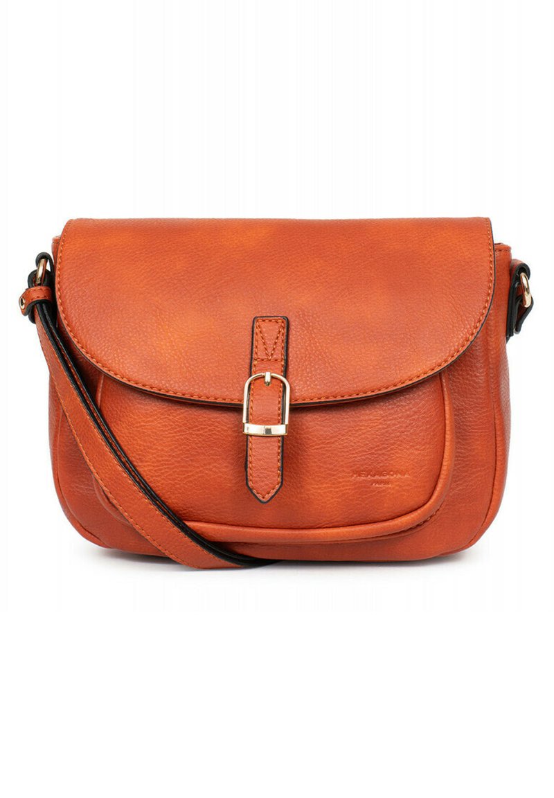 Oranje leren crossbody tas met een gebogen flap, gespsluiting en zwarte accenten. Beschikt over een lange verstelbare schouderband voor gemakkelijk dragen.