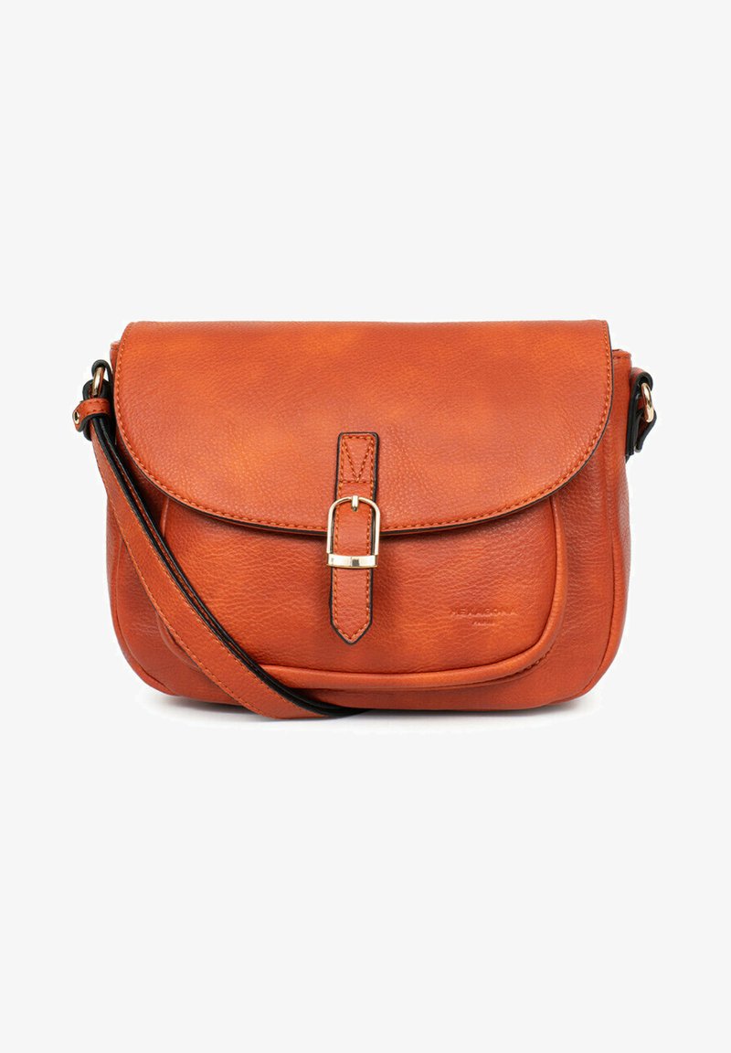 Oranje leren crossbody tas met een gebogen flap, gespsluiting en zwarte accenten. Beschikt over een lange verstelbare schouderband voor gemakkelijk dragen.