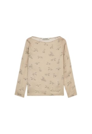 Beige top met lange mouwen en een herhalend patroon van honden silhouetten. Gemaakt van zachte, gladde stof met een bootvormige halslijn.