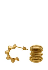 Gouden oorbellen met een gestructureerd, golvend hoepelontwerp en een cilindrische steker met ribbels, die een gepolijste metalen afwerking benadrukken.
