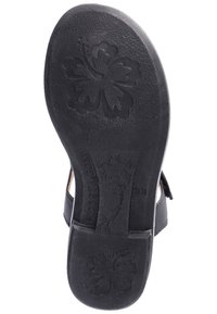 Černá podrážka sandálů s embosovaným květinovým vzorem, texturovaný gumový materiál, plochý design a boční výřezy. Velikosti a značení jsou viditelné.