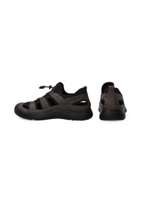 Brązowe syntetyczne buty z wycięciami, czarnymi akcentami, regulowanym sznurkiem oraz teksturowaną gumową podeszwą. Pokazane widoki z boku i z tyłu.