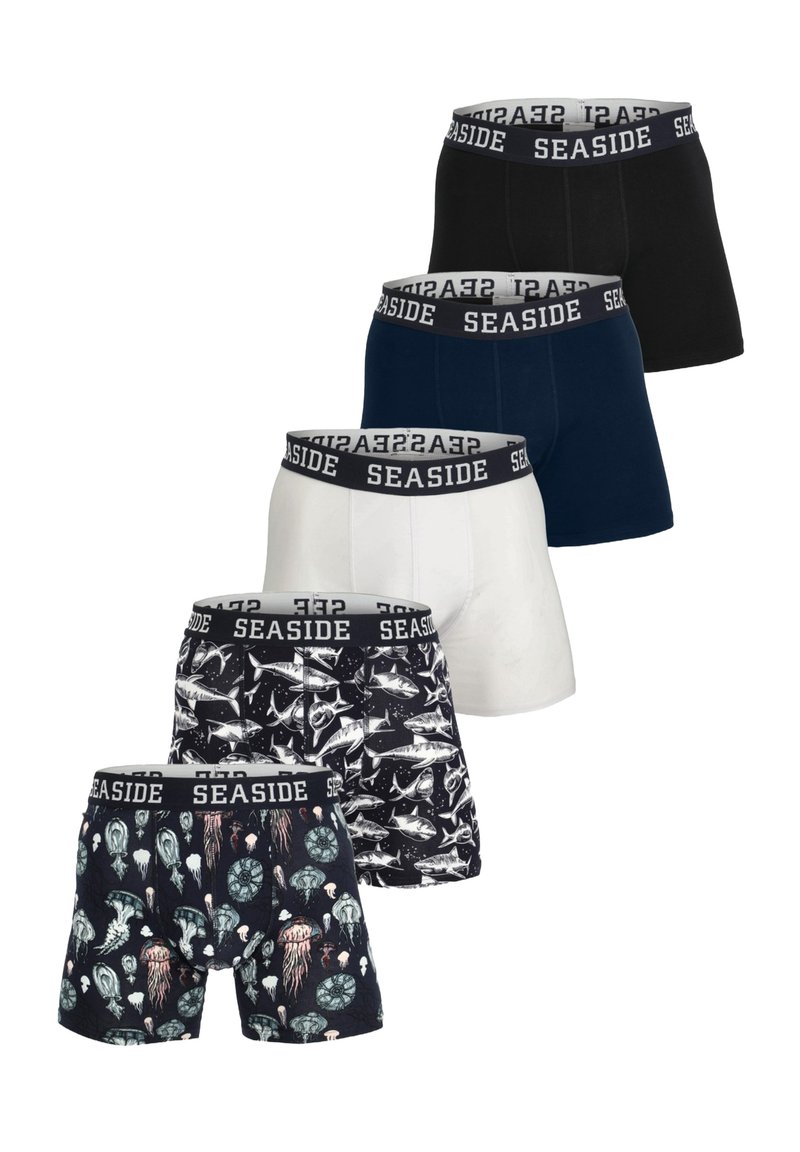 Cinque paia di boxer in vari colori: nero, blu navy, bianco e due con motivi di meduse e pesci. Tutti presentano una cintura elastica con logo.